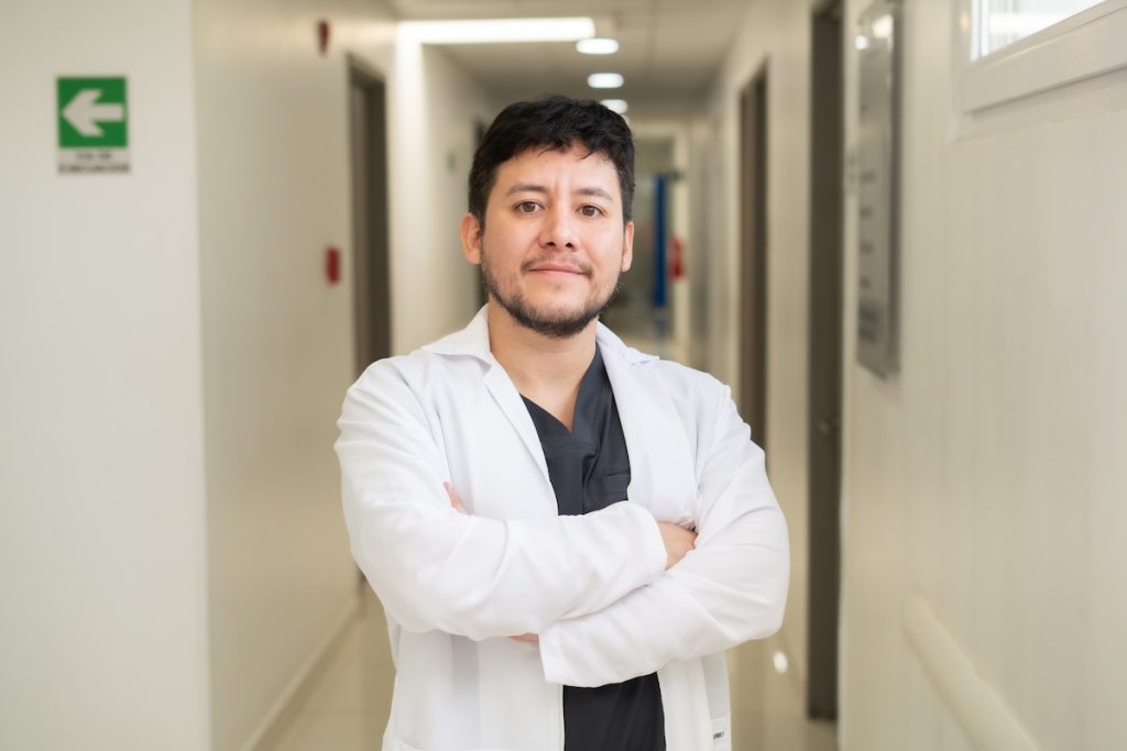 Dr. Nicolás Lespinasse en su práctica clínica